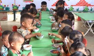 Vượt hơn 500 cây số nấu 'bữa cơm có thịt' cho em nhỏ khó khăn ở Điện Biên 
