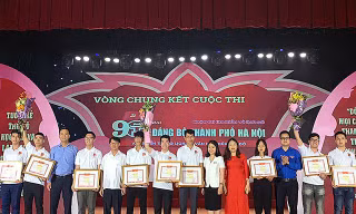 BTC trao giải thưởng cho đội thắng cuộc
