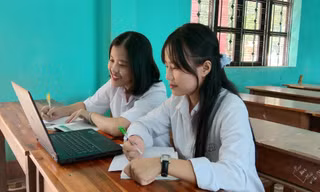 Học sinh trường THPT Cửa Tùng (huyện Vĩnh Linh, Quảng Trị) hào hứng học bản mềm Atlat Lịch sử 12 của thầy giáo Phan Khánh Hội. 