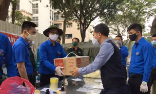 Đội hình thực hiện nhiệm vụ hỗ trợ lực lượng chức năng kiểm soát tình hình an ninh tại các chốt trực và hỗ trợ tiếp nhận, vận chuyển đồ dùng thiết yếu giúp người đang trong diện cách ly tại các khu cách ly trên địa bàn Thành phố.