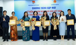 Trao Kỷ niệm chương Vì thế hệ trẻ cho cán bộ, lãnh đạo ngành Giáo dục