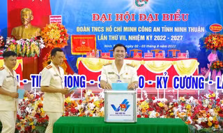Các đại biểu bỏ phiếu bầu tại đại hội