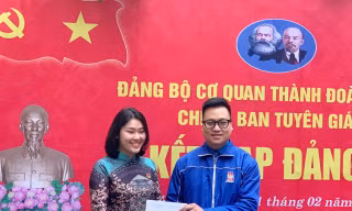Anh Trần Quang Hưng, Phó Bí thư Thành Đoàn Hà Nội trao quyết định kết nạp đảng cho tân đảng viên Nguyễn Mai Anh, cán bộ Ban Tuyên giáo Thành Đoàn. 
