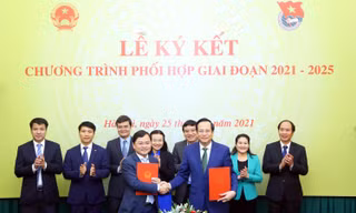 Bí thư thứ nhất T.Ư Đoàn Nguyễn Anh Tuấn (hàng đầu, bên trái) và Bộ trưởng Bộ LĐ-TB&XH Đào Ngọc Dung ký kết chương trình phối hợp giai đoạn 2021 - 2025.