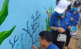 Đoàn viên, thanh niên vẽ tranh tuyên truyền bảo vệ môi trường biển đảo
