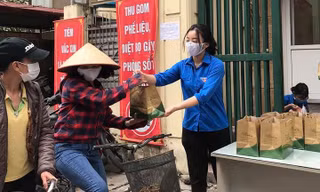 Bạn trẻ Thủ đô Hà Nội tặng các phần ăn miễn phí cho người lao động nghèo trong dịch COVID -19