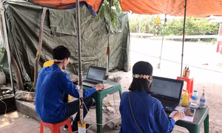 Các bạn tình nguyện viên Đoàn xã Hà Hồi, Thường Tín, Hà Nội dùng "tai giả" để đeo khẩu trang nhằm giảm tình trạng bị đau tai khi phải dùng khẩu trang cả ngày.