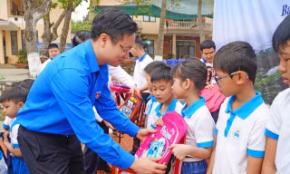 Hành trình Vì biển đảo tổ quốc Tự hào một dải non sông tại Bạch Long Vĩ