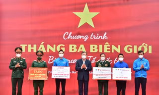 Bí thư thường trực T.Ư Đoàn Bùi Quang Huy trao tặng các phần quà tại chương trình