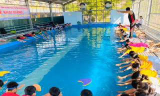 Đoàn viên, thanh niên đến từng nhà hỗ trợ thiếu nhi kỹ năng phòng, chống đuối nước