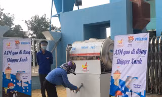 Người dân nhận gạo tại ATM gạo di động