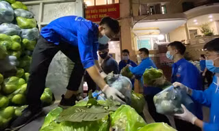 Thanh niên tình nguyện bốc dỡ, sắp xếp nông sản của người dân Hải Dương tại Hà Nội.