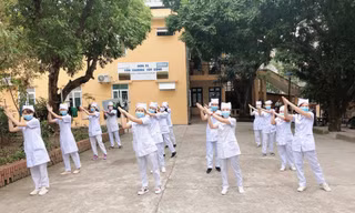 Y, bác sĩ Bệnh viện Phục hồi chức năng Bắc Giang trong trang phục báo blouse trắng nhảy flashmood “Ghen – Cô vy” tuyên truyền phòng chống dịch Covid -19