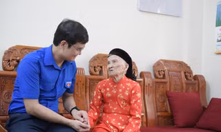  Bí thư thứ nhất T.Ư Đoàn thăm, tặng quà Mẹ Việt Nam Anh hùng