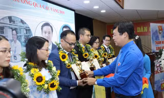 Ông Lê Quốc Phong, Bí thư Tỉnh ủy Đồng Tháp, nguyên Bí thư thứ nhất T.Ư Đoàn trao giải thưởng Quả Cầu Vàng năm 2019 cho các tài năng trẻ. Ảnh: Văn Điệp