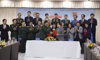 Thượng tướng Trần Quang Phương, Ủy viên T.Ư Đảng, Phó Chủ nhiệm TCCT QĐND Việt Nam; anh Nguyễn Anh Tuấn, Bí thư thứ nhất T.Ư Đoàn, Chủ tịch Hội LHTN Việt Nam ký kết chương trình phối hợp của hai đơn vị.