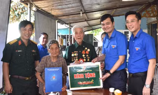 Bí thư thứ nhất Trung ương Đoàn thăm, tặng quà Chiến sĩ Điện Biên 