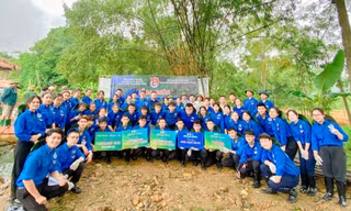 Chiến sĩ tình nguyện xây cầu, dựng nhà đọc sách cho người dân vùng núi