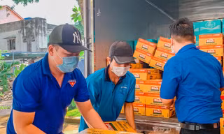 Đội thanh niên tình nguyện tại Bình Dương tiếp nhận các món quà để trao tận tay cho sinh viên, lao động nghèo