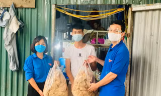 Bữa cơm nghĩa tình trao tay bệnh nhân, người lao động khi Hà Nội giãn cách