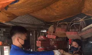 "Đội shipper áo xanh" đi chợ mua đồ giúp người dân. 