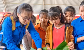 Các tình nguyện viên gói "Bánh chưng yêu thương" tặng thanh thiếu nhi có hoàn cảnh khó khăn, gia đình chính sách huyện Mường Khương, tỉnh Lào Cai.