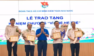 Bí thư thường trực T.Ư Đoàn Nguyễn Anh Tuấn trao tặng Kỷ niệm chương Vì thế hệ trẻ cho ông Hồ Đức Phớc, Tổng Kiểm toán Nhà nước và các lãnh đạo Kiểm toán Nhà nước.