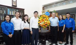 Bí thư thứ nhất T.Ư Đoàn chúc mừng GS.NGND Đặng Hùng Thắng nhân Ngày Nhà giáo Việt Nam