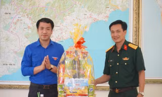 Anh Ngô Văn Cương, Bí thư T.Ư Đoàn tặng quà cho Ban Chỉ huy quân sự Huyện đảo Phú Quý.