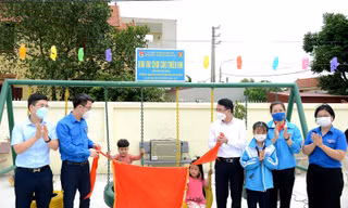 Bí thư T.Ư Đoàn Nguyễn Tường Lâm (thứ 2, từ trái sang) trao tặng sân chơi cho thiếu nhi ở Đồ Sơn, Hải Phòng. 