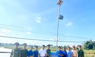 Các đại biểu trao biển ra mắt công trình “Hệ thống cảnh báo đuối nước bằng năng lượng mặt trời” 