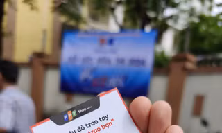Độc đáo món quà tình nguyện viên Hà Nội 'trao vận may' cho các sĩ tử