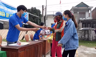 Người dân đổi rác thải nhựa lấy khẩu trang, xà phòng.