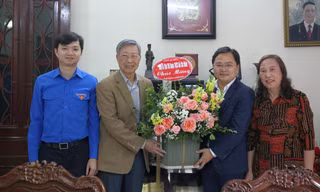 Anh Nguyễn Anh Tuấn, Bí thư thứ nhất T.Ư Đoàn, Chủ tịch T.Ư Hội LHTN Việt Nam tặng hoa chúc mừng GS.TSKH Lương Xuân Quỳ, nguyên Hiệu trưởng trường Đại học Kinh tế Quốc dân. Ảnh: Bảo Anh