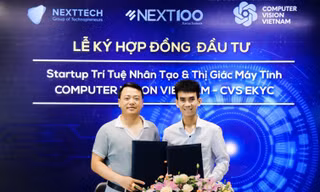 Ông Nguyễn Hoà Bình – Chủ tịch Tập đoàn NextTech- Sáng lập Quỹ Next100 và ông Nguyễn Văn Việt - CEO & Co-Founder Computer Vision Vietnam trong Lễ ký kết hợp đồng đầu tư.