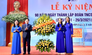 Anh Nguyễn Anh Tuấn, Ủy viên T.Ư Đảng, Bí thư thứ nhất T.Ư Đoàn, Chủ tịch Hội LHTN Việt Nam tặng hoa chúc mừng Tỉnh Đoàn Tuyên Quang.