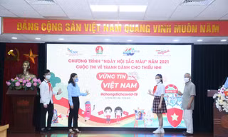 Đại diện Ban tổ chức và các em thiếu nhi nhấn nút khởi động ngày hội sắc màu năm 2021 - cuộc thi vẽ tranh chủ đề "Vững tin Việt Nam". Ảnh: Lâm Đăng Hải