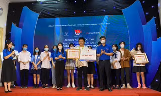 Anh Bùi Quang Huy, Ủy viên dự khuyết T.Ư Đảng, Bí thư Thường trực T.Ư Đoàn, Chủ tịch T.Ư Hội SVVN trao giải Nhất cho đội Planeteers.
