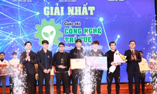 Sinh viên ĐH Bách khoa Hà Nội về Nhất cuộc thi Công nghệ trí tuệ 