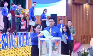Các đại biểu bỏ phiếu bầu BCH Tỉnh Đoàn Lào Cai, nhiệm kỳ 2022 - 2027. Ảnh: Trọng Tài