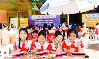 Thiếu nhi trổ tài vẽ tranh mừng Đại hội Đoàn