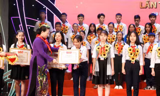 Chủ tịch Quốc hội Nguyễn Thị Kim Ngân trao tặng Bằng khen cho đại biểu thiếu nhi tham dự Đại hội cháu ngoan Bác Hồ toàn quốc lần thứ IX, năm 2020.