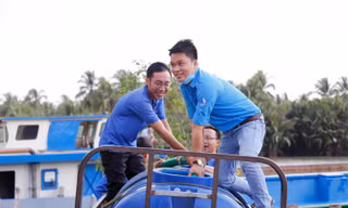 ĐVTN vận chuyển mang nước ngọt đến với người dân Bến Tre bị hạn mặn. 