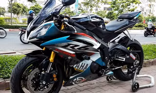 Chiếc Yamaha YZF-R6 đời 2008 nguyên bản màu đen. Để tạo sự khác biệt, chủ nhân đã sơn tem đấu cho dàn áo với các màu yêu thích là đỏ, xanh và vàng.