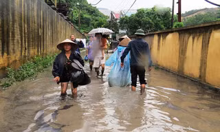 Đêm 26/7, mưa lớn tại TP Cẩm Phả (Quảng Ninh) khiến đập chứa xỉ than của Công ty cổ phần than Cao Sơn và Công ty cổ phần Than Cọc 6 bị vỡ. Xỉ than tràn xuống, phủ kín gần 100 hộ dân ở tổ dân phố số 1 và 2, phường Mông Dương.