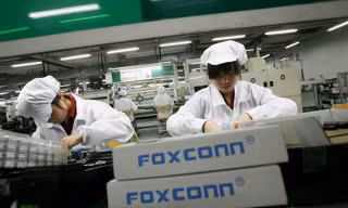 Công nhân trong một nhà máy của Foxconn. Ảnh: Reuters