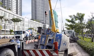 Xe bồn nằm ngang đường Nguyyễn Hữu Thọ. Ảnh: An Nhơn.