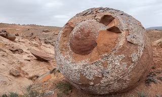 Theo Amusing Planet, "Thung lũng bóng" hay còn gọi là Torysh nằm ở mũi phía bắc của Western Karatau, gần thị trấn Shetpe phía tây Kazakhstan. Khu vực này có rất nhiều khối đá giống như những hòn bi khổng lồ nằm rải rác trên thảo nguyên rộng lớn. Ảnh: Yapl