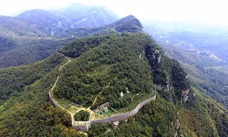 Theo tờ Nhân dân Nhật Báo, bức tường đá dài gần 10 km bao quanh đỉnh một dãy núi ở Củng Nghĩa, tỉnh Hà Nam, Trung Quốc. Công trình có cổng, pháo đài, tháp canh và lỗ châu mai để quan sát bên ngoài.