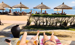Khách Tây chen chân tắm nắng ở biển Nha Trang